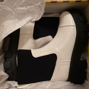 Sam Edelman Circus NY Davina
boot in glossy white
Brand new in box